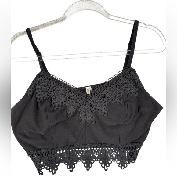 Mudd Tops - Mudd black halter top crochet detail size XL preowned festival boho
